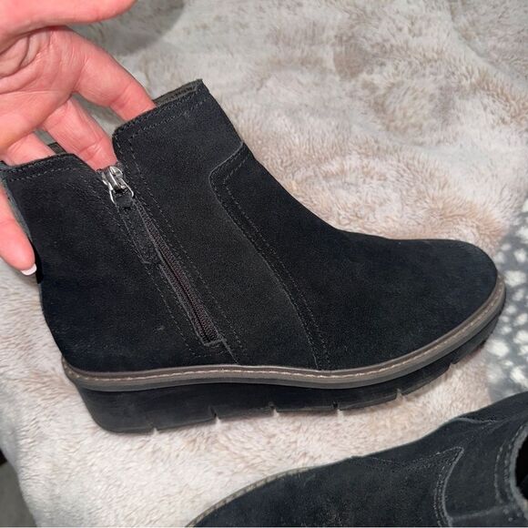 Clark’s black “Airabells” suede platform side zip booties - Picture 6 of 12